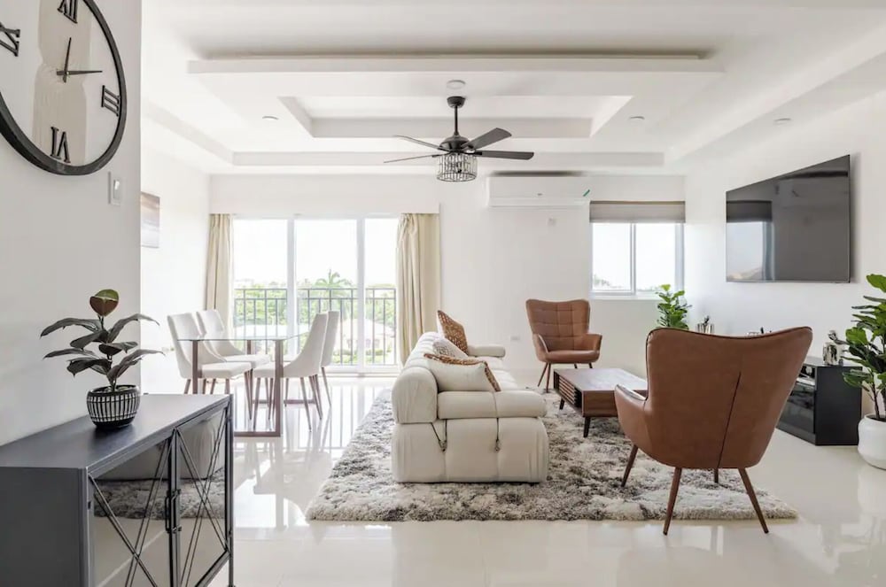 Luxe City Oasis 2BR with Pool & Gym