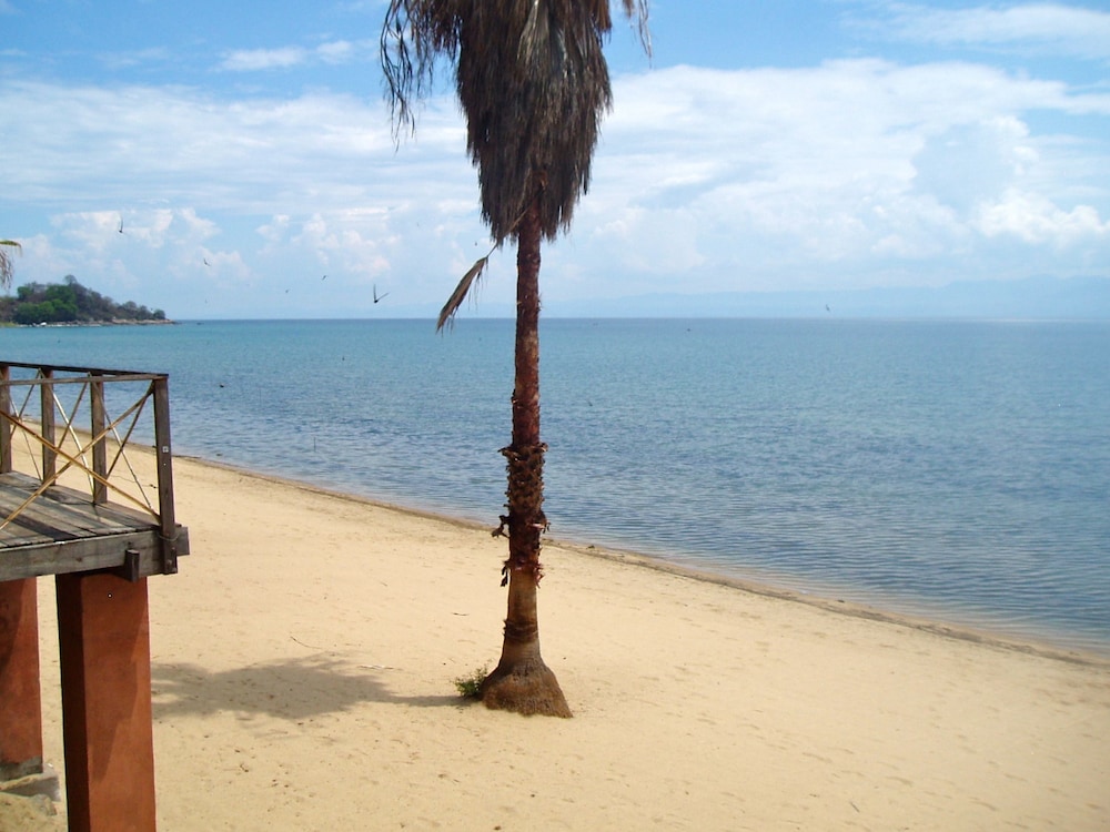 Nkhudzi Beach Lodge