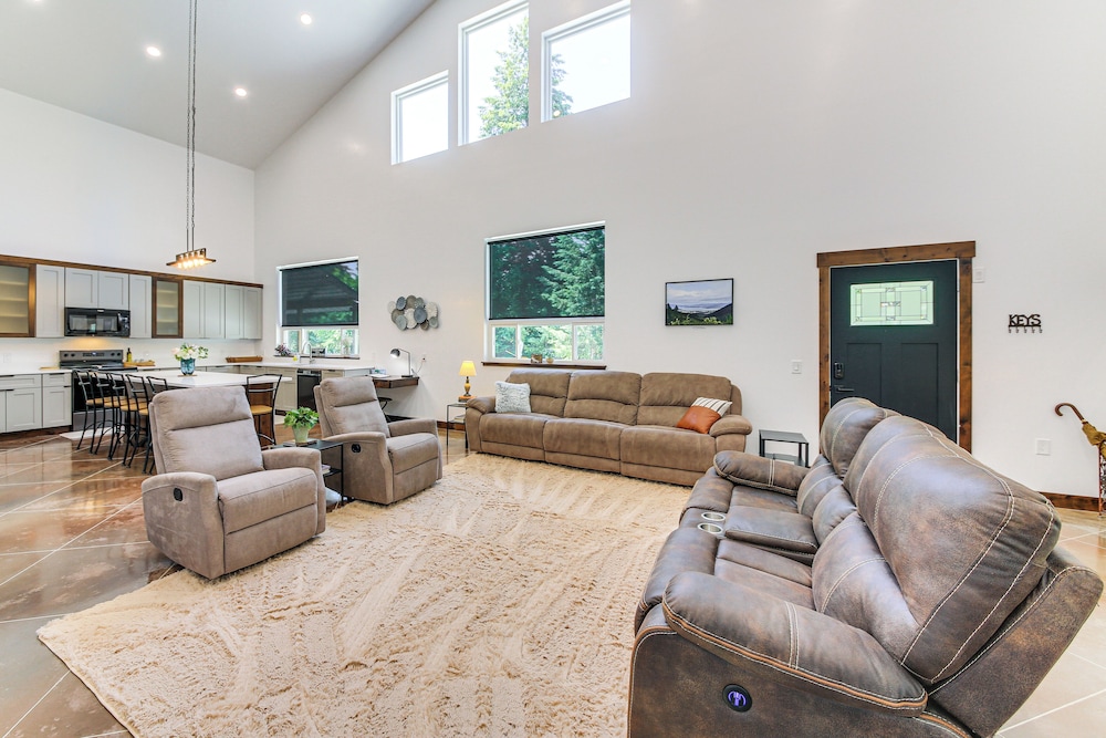 Relax, Reconnect & Explore: Modern Idaho House!