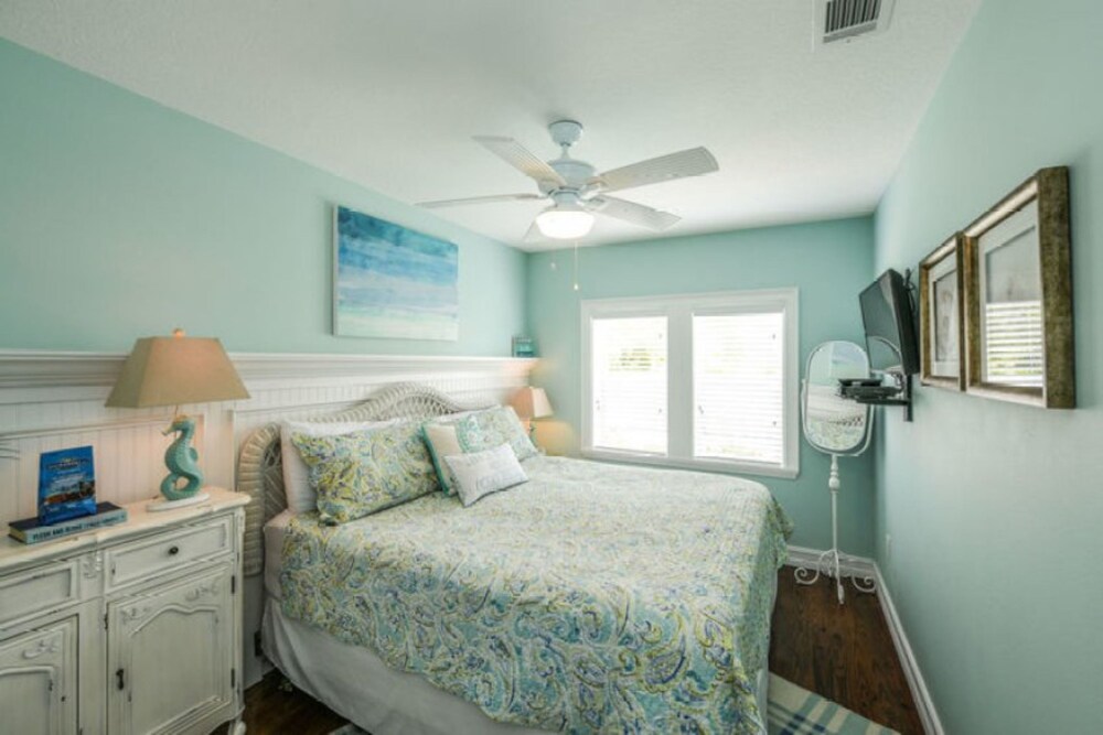 Mim's Cottage By The C 3 Bedroom Cottage by RedAwning