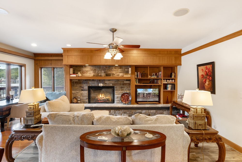 Stunning Lake Views, Pools, Wildlife, Pet-friendly