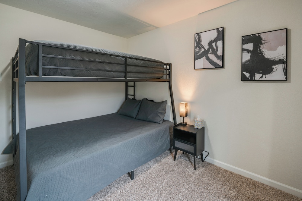 10 Mi to Six Flags: Pet- & Family-friendly Retreat