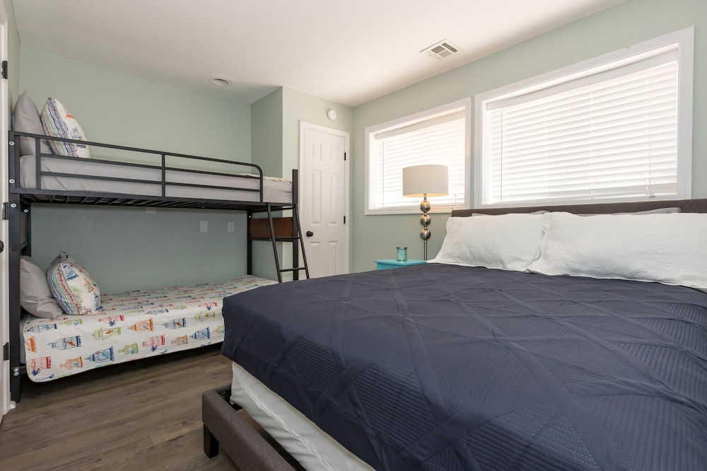 Pet-friendly Condo at Mm-19 w/ Boat Slip & Lake Views