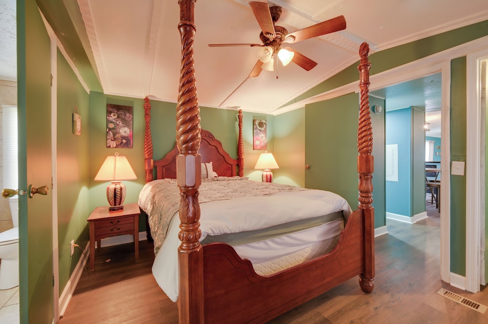 8 Mi to Dtwn Greenville: Pet-friendly Family Home!
