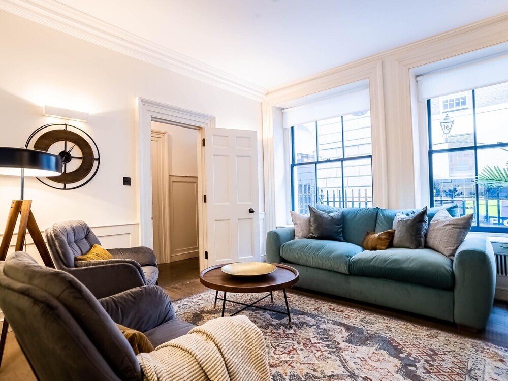 Liverpool St Three Bedroom Home Near Tube Station
