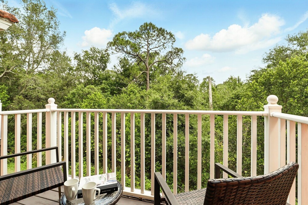 Disney Charm, Steps From Pool and Clubhouse!