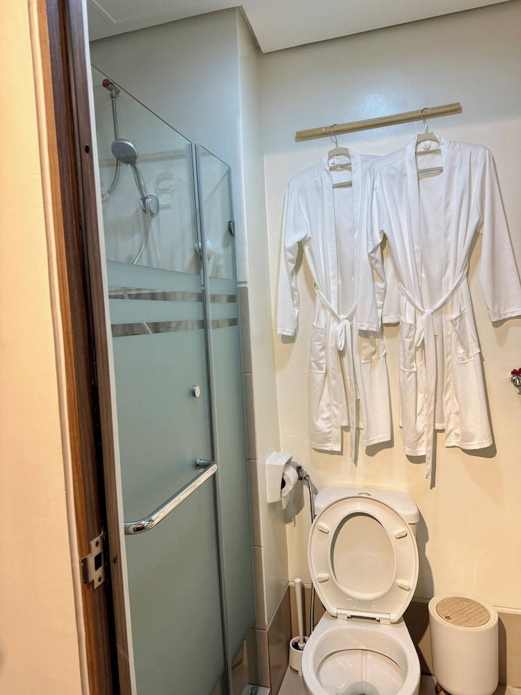 Cozy Retreat w/Balcony Near SM Mall/NAIA Airport