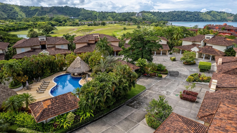 CR Luxury Los Sueños Condos