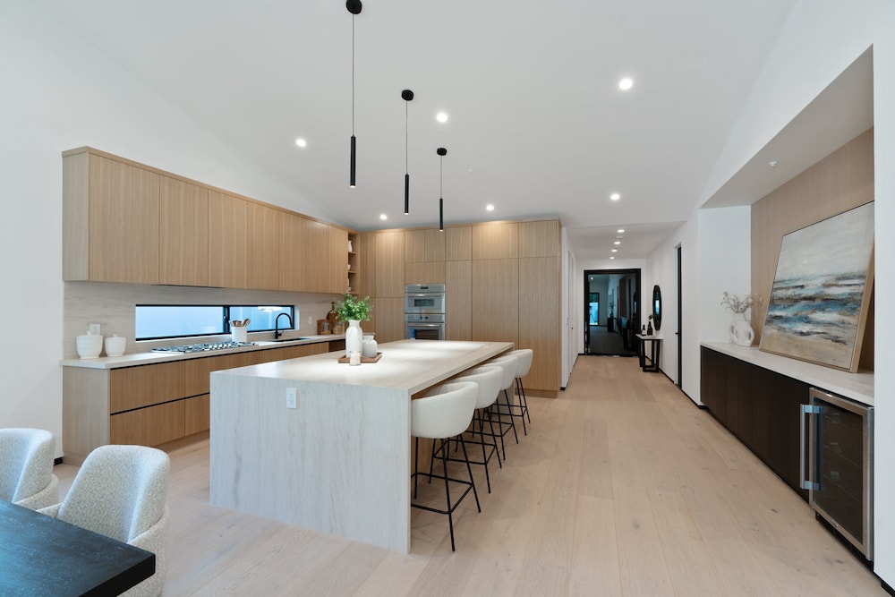 Noble Modern - Urban Sanctuary in Sherman Oaks With Poolside and Patio