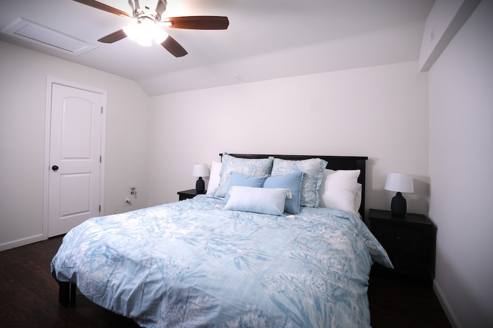 Designer decorated 6 bedroom 4 bath pool home