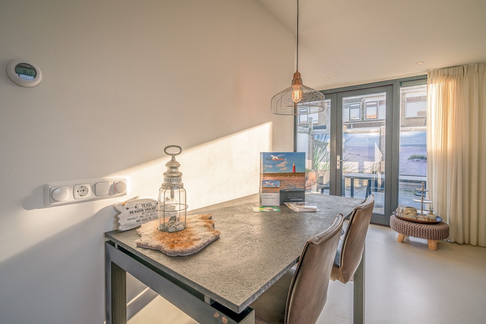 Charming 2-person Holiday Home on the Brink in De Koog