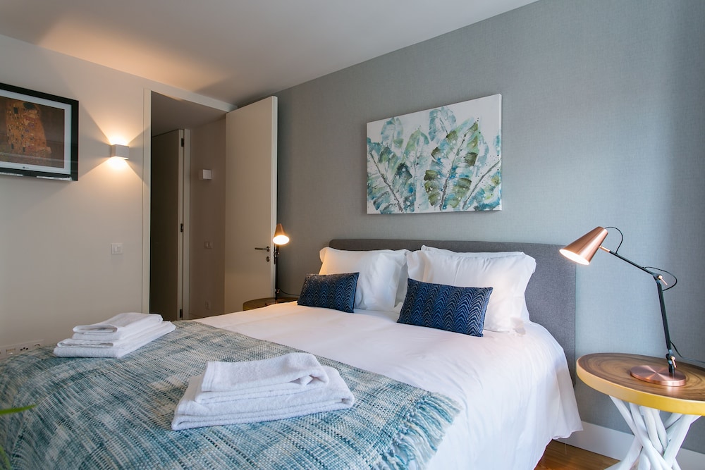 JOIVY Sunny 1-bed flat w/terrace&sea view in Baixa, 3mins to Arco da Rua Augusta view 4