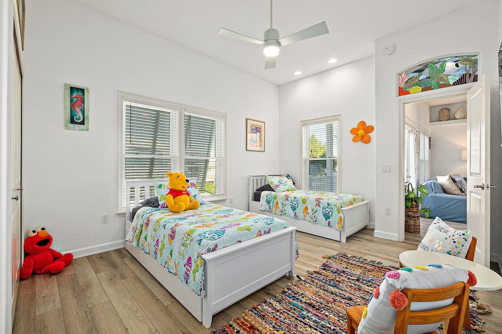 Perfect Beach House 2min Walk With Heated Pool and Hot Tub 4 bed 3 Bath With Pet Friendly