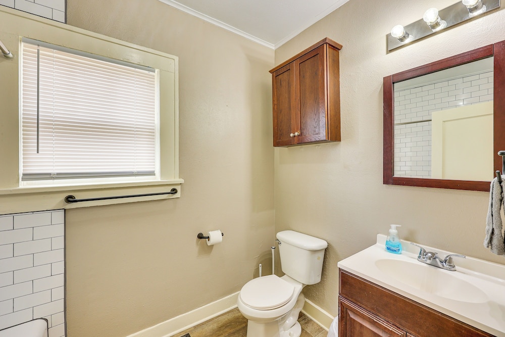 1 Mi to Dtwn! Convenient Texarkana Condo
