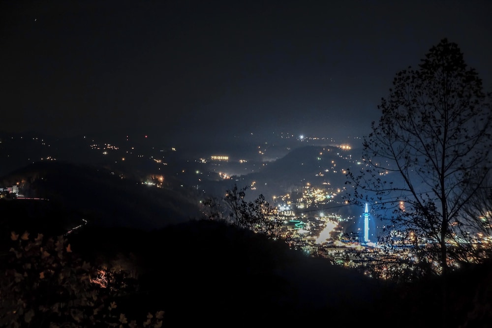 Hot Tub & Mtn Views: Scenic Cabin in Gatlinburg!