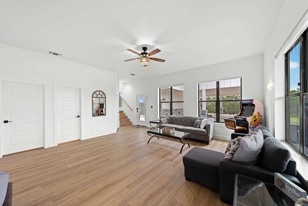 Hill Country Escape W/views Plus, Hot-tub and Pet Friendly!