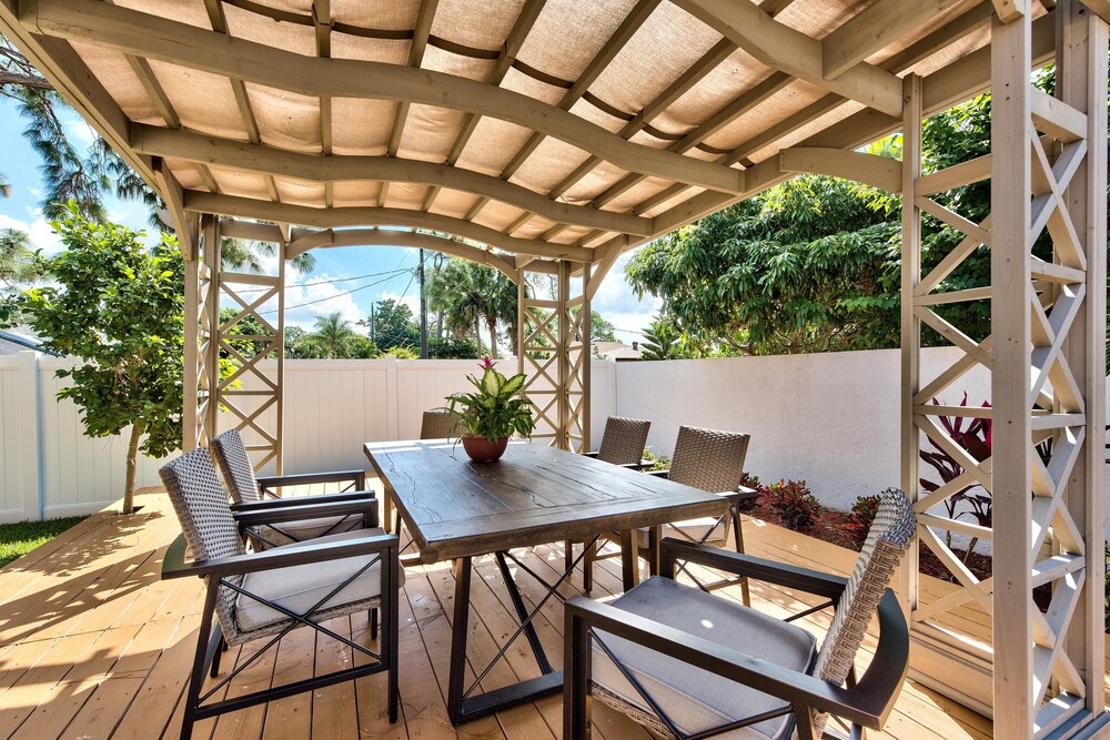Amalfi Vacation Rental: Stylish 3-BR Retreat Steps from Vanderbilt Beach. Relax by the Private Pool and Enjoy Modern Amenities. Ideal for Families with Eas