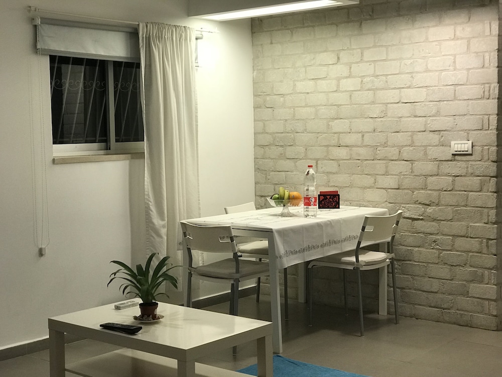 2Rooms Perfect Location 1Min to Beach