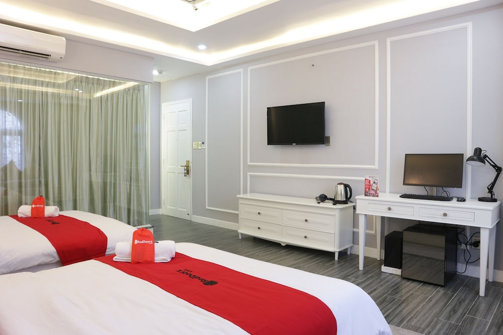 RedDoorz Premium @ Nguyen Oanh Street