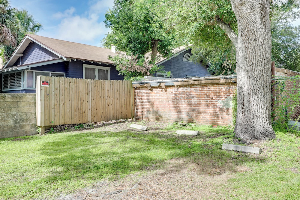 Steps to Food & Shops: Cozy Condo in Jacksonville!