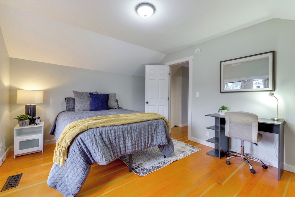 1 Mi to Historic Dtwn: Dog-friendly Everett Home!