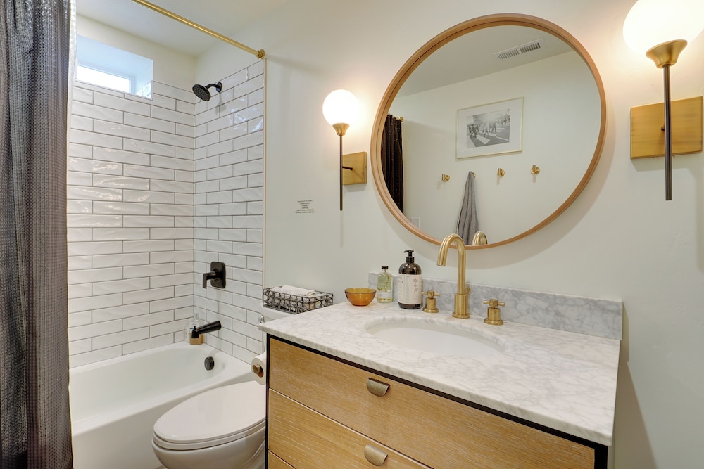 Private Pool & Hot Tub: Luxe Unit Near UTA Train!