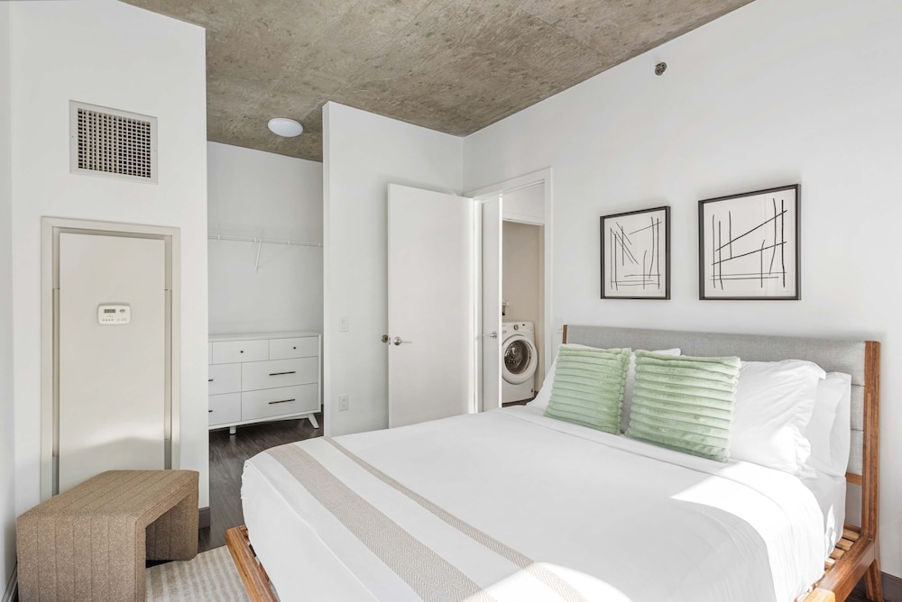 Exclusive 3BR City Views Top Amenities Central