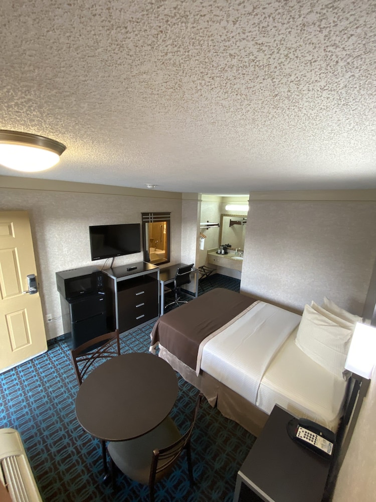 Deluxe Inn Fayetteville - I-95 Exit 49