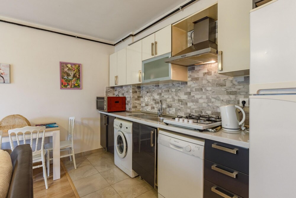 Cozy Flat Near Public Transportation in Tuzla view 4
