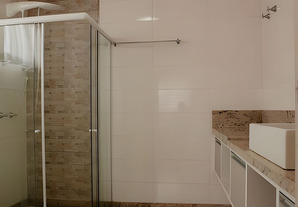 Casa com piscina 5 suites 1 quarto e AC