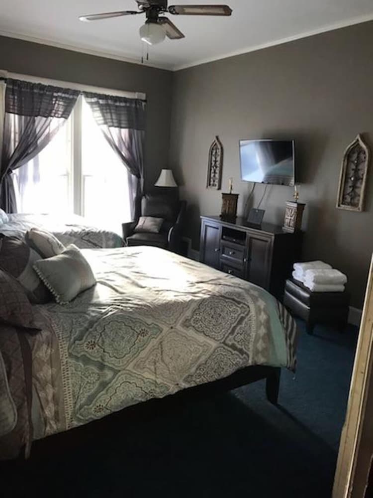 Evans Holly Grove Inn B&B