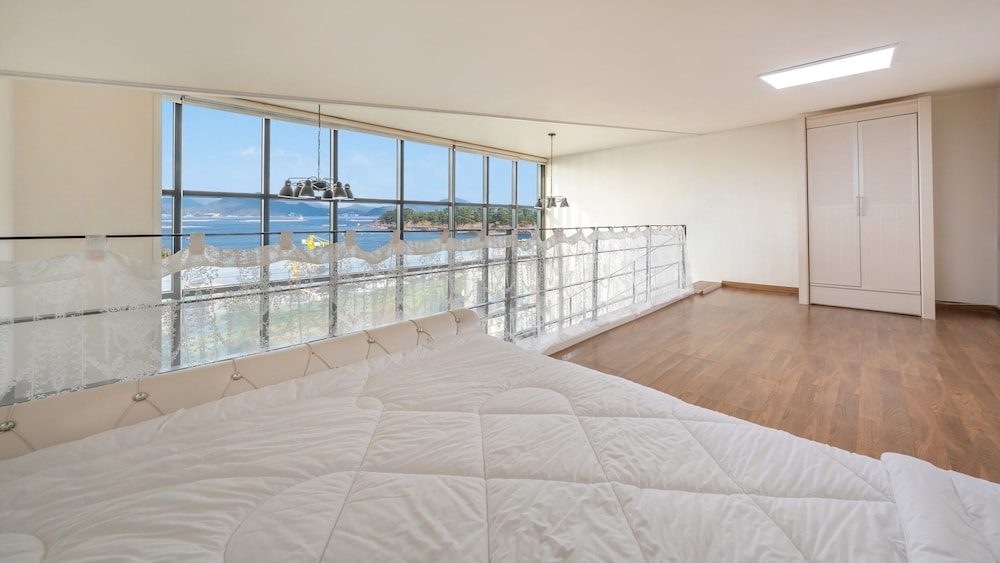 Geoje Ahat Spa Pension