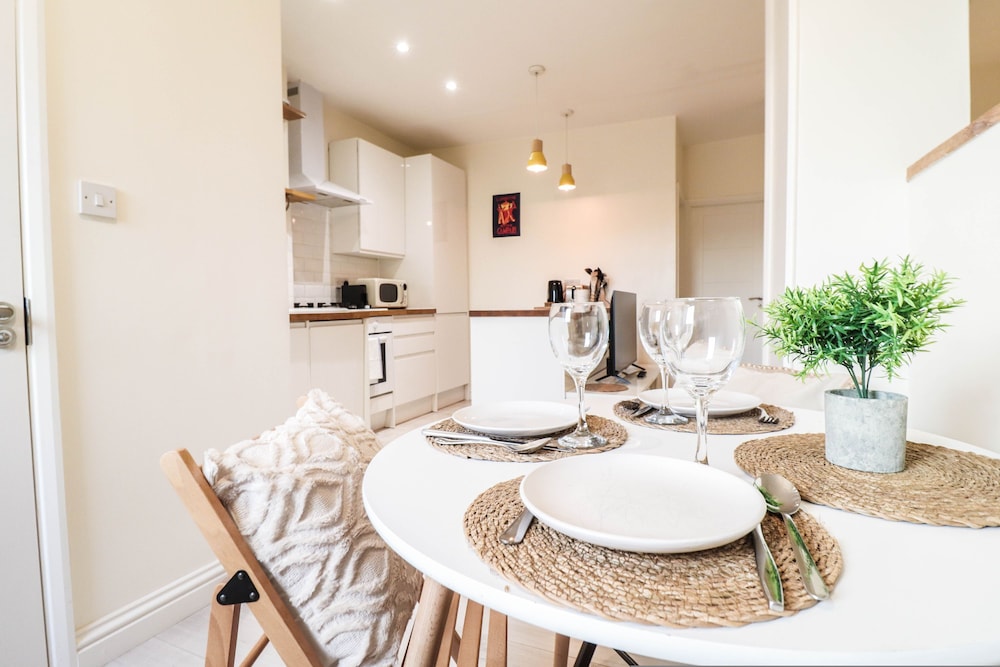 Right by Oval Station - 2 bed Flat Free Wifi