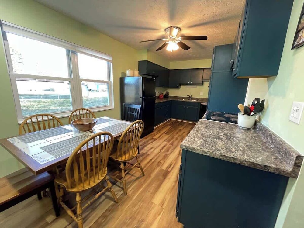 Blue Heron Cottage With Game Room, Deck & Hot Tub