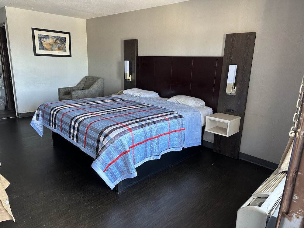 Deluxe INN  Augusta view 2