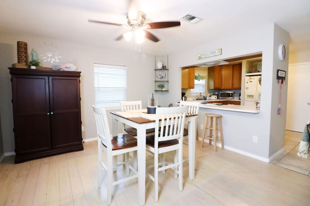 Sunny Daze Walk to Beach 2 Decks Pet Friendly