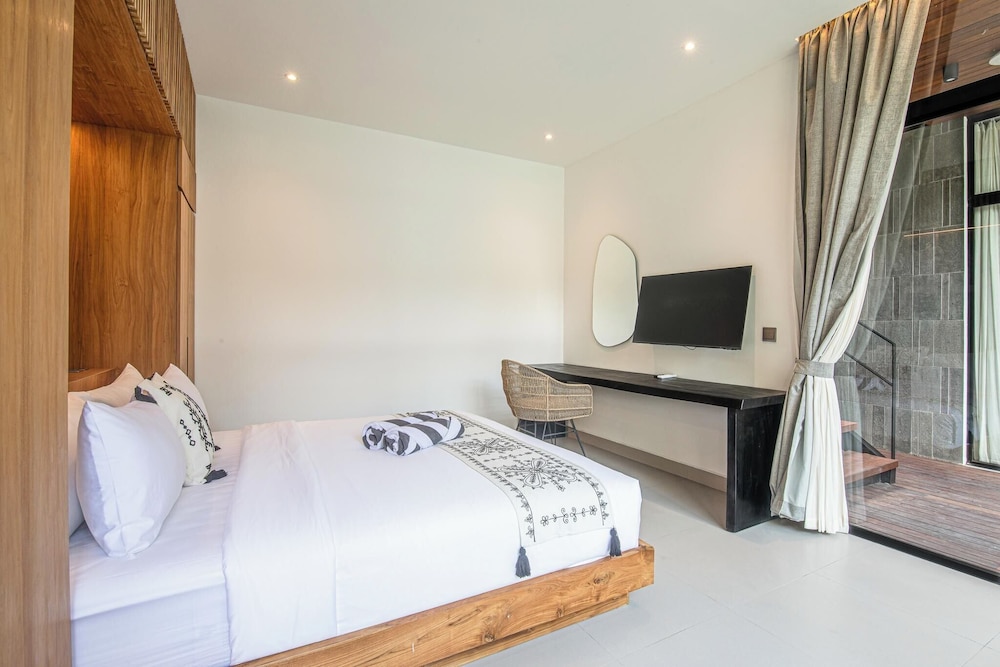 Elegant 6BR Canggu Retreat Just 400m to the Ocean