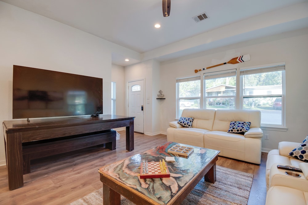 2 Mi to Lake Conroe Access: Home w/ Pool Table!