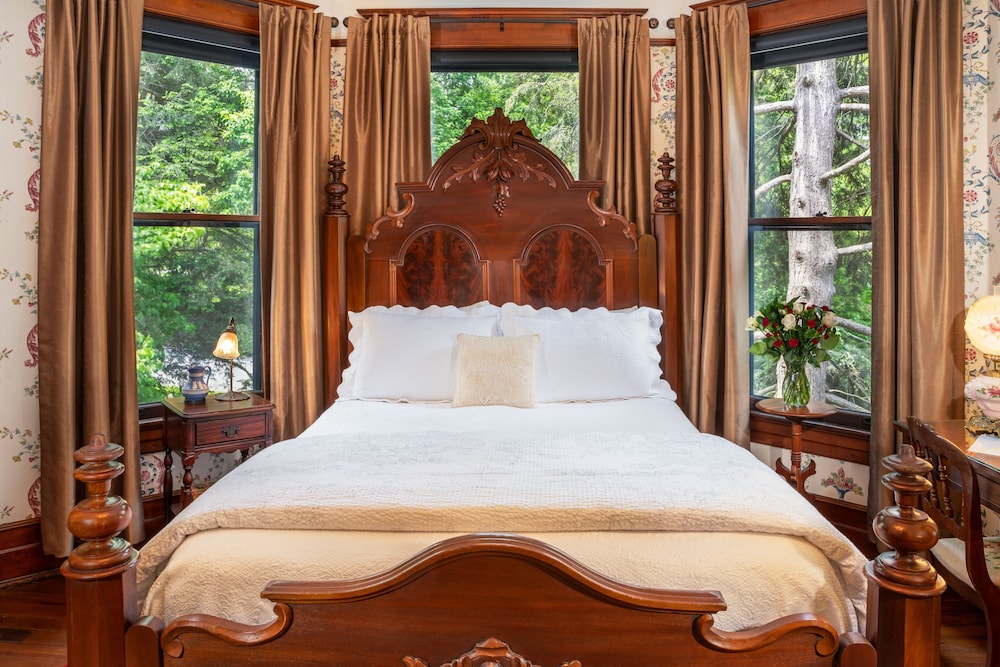 1899 Wright Inn and Carriage House