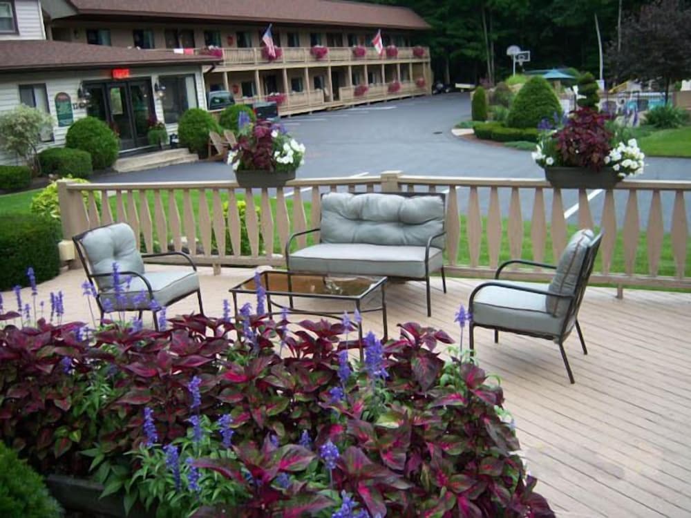 Tall Pines Motel