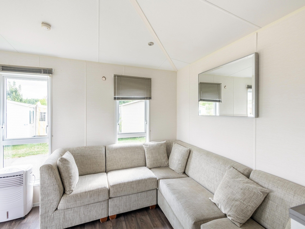Mobile Home in Veuzain-sur-loire With Garden
