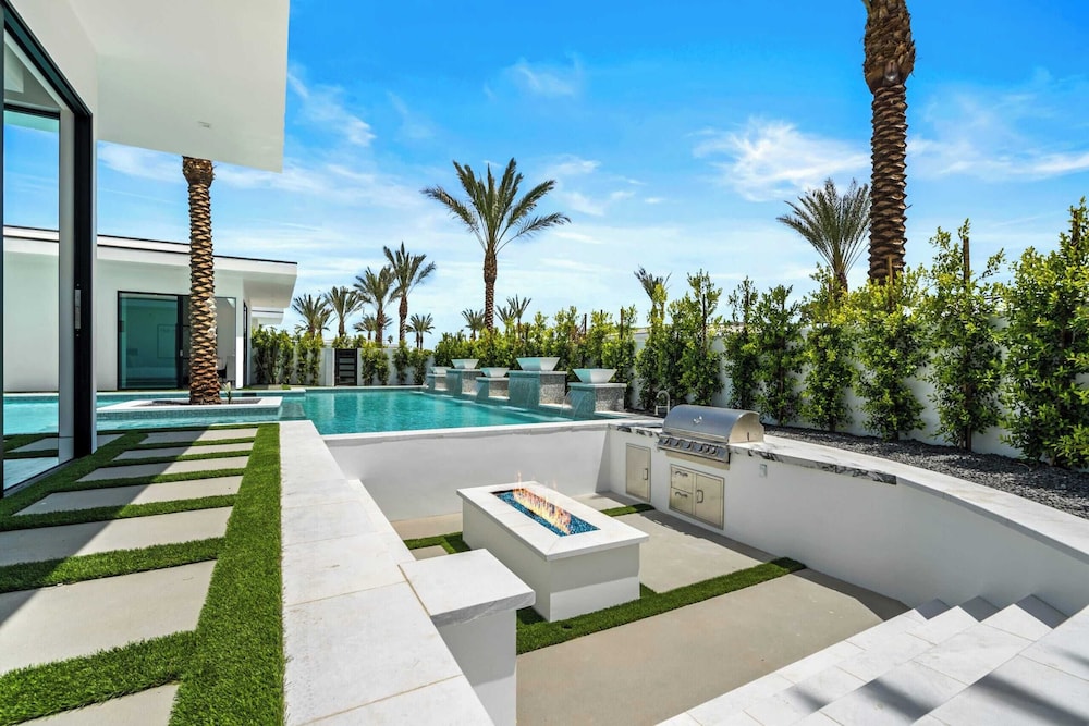 Sleeps 20 Pool, Hot Tub, & Pickleball Stay in Indio Bravo Villa #9