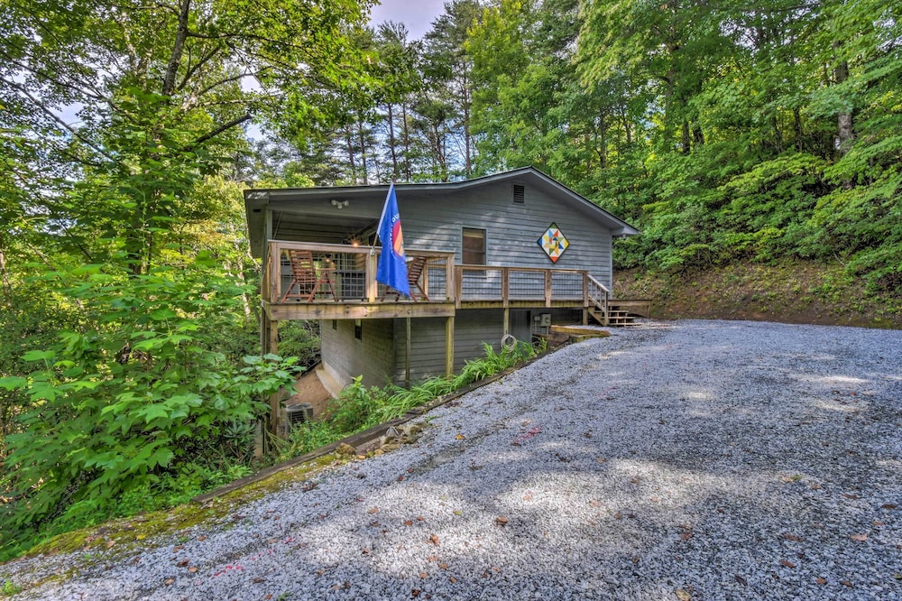 Cozy Clayton Cabin w/ Deck & Mountain Views! view 2