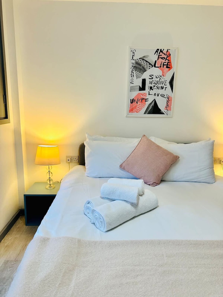 Kensington Gardens 2 Bedroom Flat With a Balcony