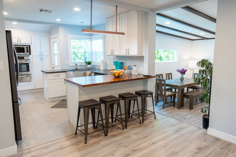 Upscale Upgraded Beautiful Spacious 3BR House in Encino Fully Renovated With Garage Very Large Fenced Yard Patio AT END OF Cul-de-sac p84