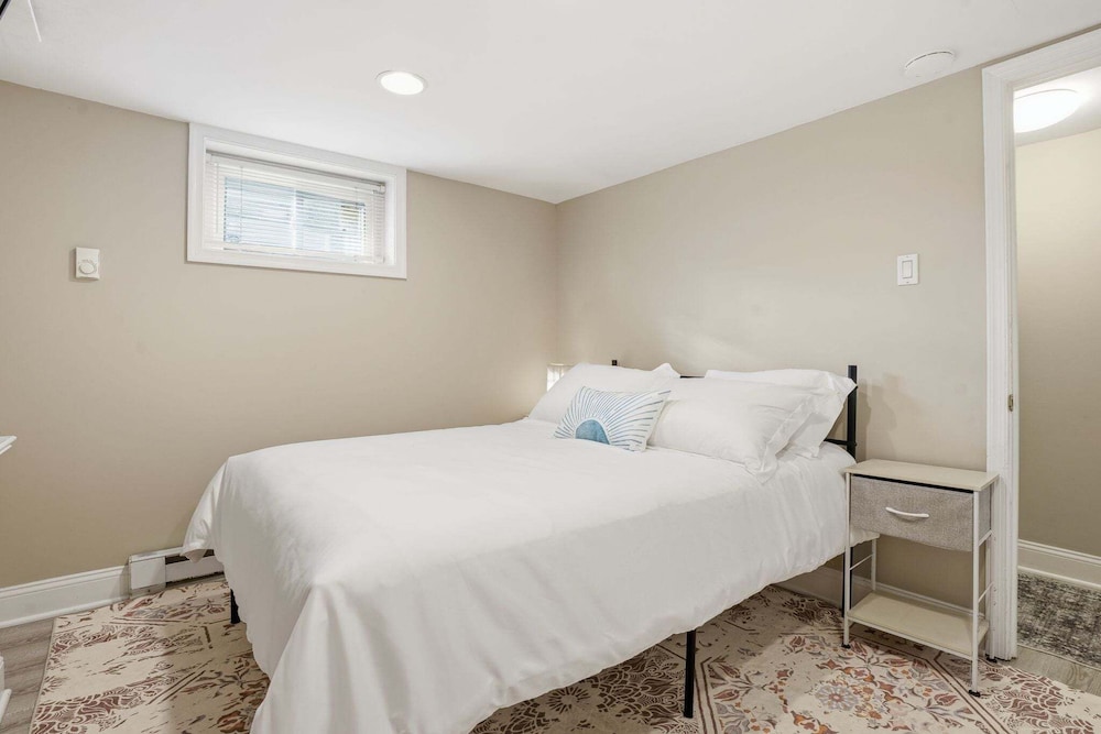 Dc Area Bungalow Near Shops And Dining 3 Bedroom Home