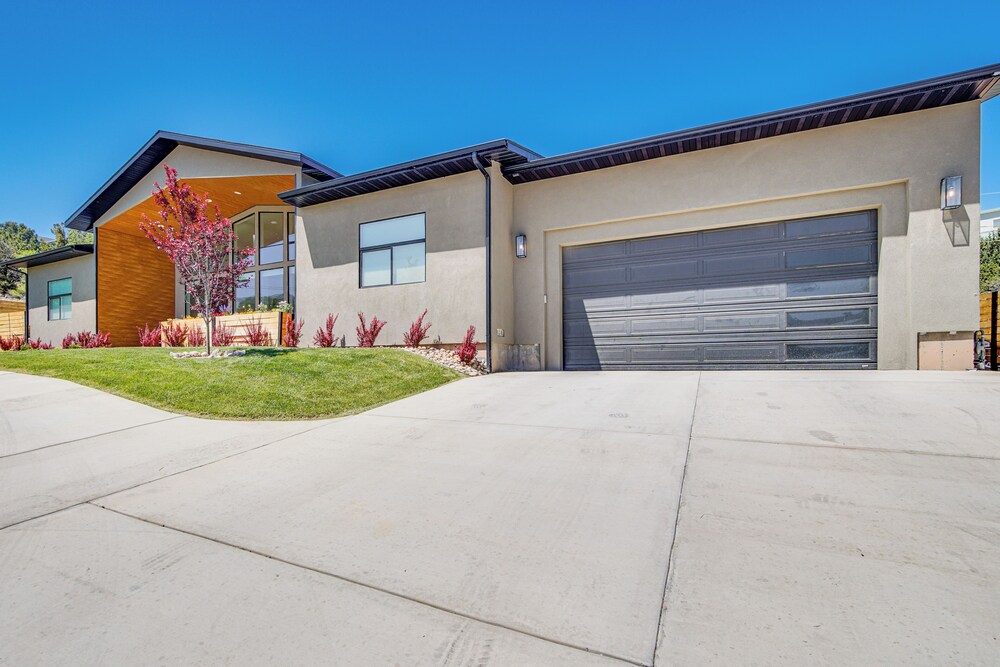 Walk to Southern Utah Campus: Home w/ Fire Pit