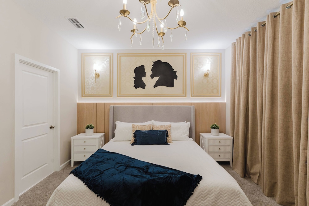 Themed 6BR Solara Near Disney Pool Summerkitchen
