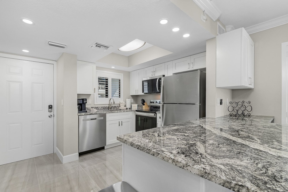 Seaside 101: Oceanview 2br/2ba Condo With Pool, Steps To Beach 2 Bedroom Condo