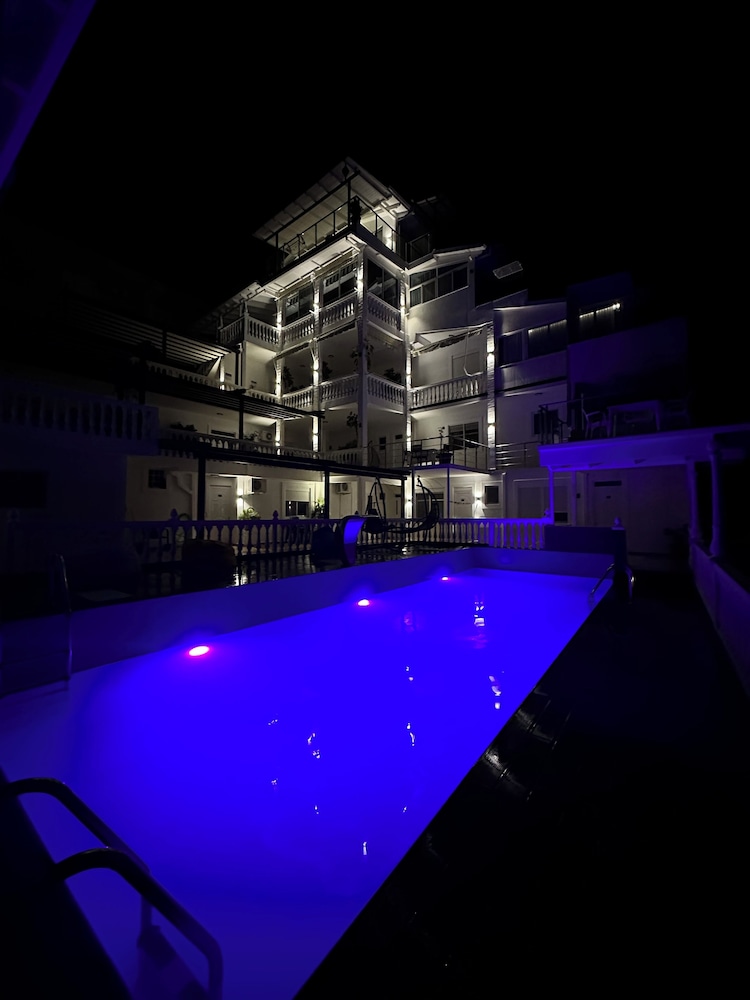 Qeparo Napolon Complex